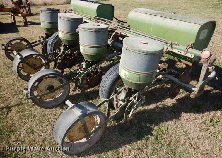 image for item IH9012 John Deere  planter