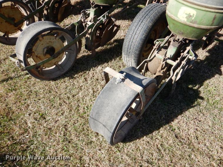 image for item IH9012 John Deere  planter