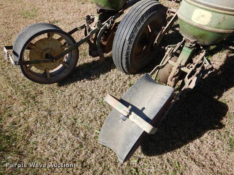 image for item IH9012 John Deere  planter