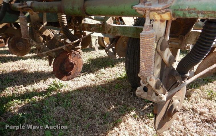 image for item IH9012 John Deere  planter