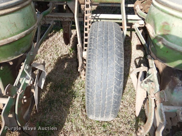 image for item IH9012 John Deere  planter