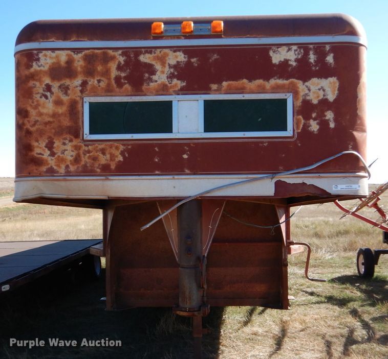 image for item IV9750 1978 Sooner  livestock trailer