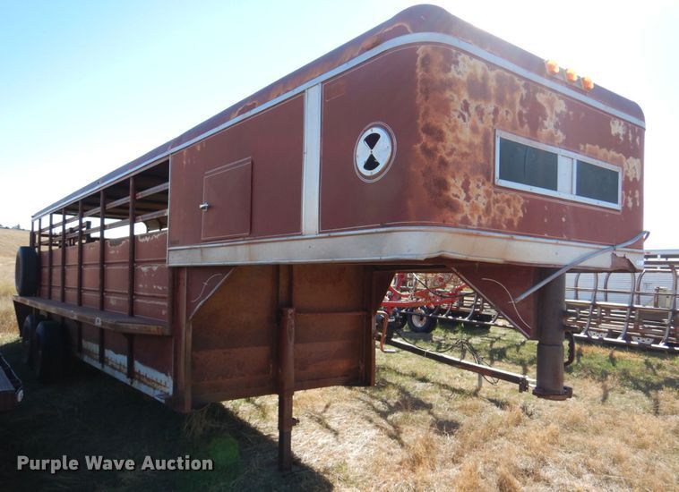 image for item IV9750 1978 Sooner  livestock trailer