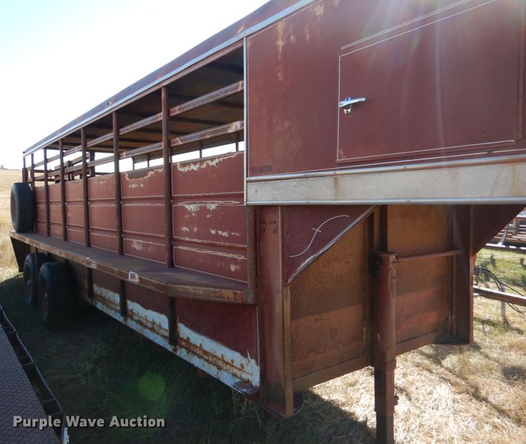 image for item IV9750 1978 Sooner  livestock trailer