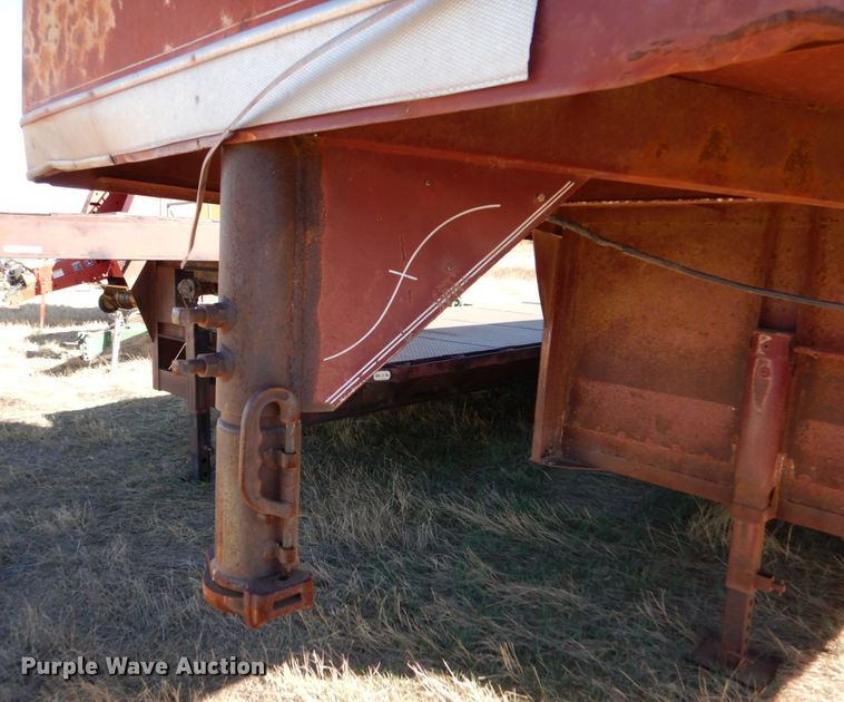 image for item IV9750 1978 Sooner  livestock trailer
