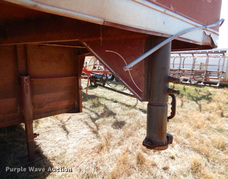 image for item IV9750 1978 Sooner  livestock trailer
