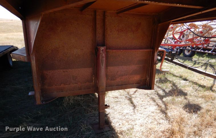 image for item IV9750 1978 Sooner  livestock trailer