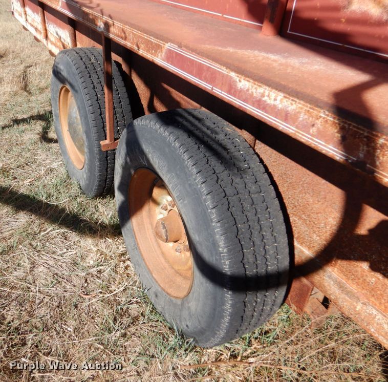 image for item IV9750 1978 Sooner  livestock trailer