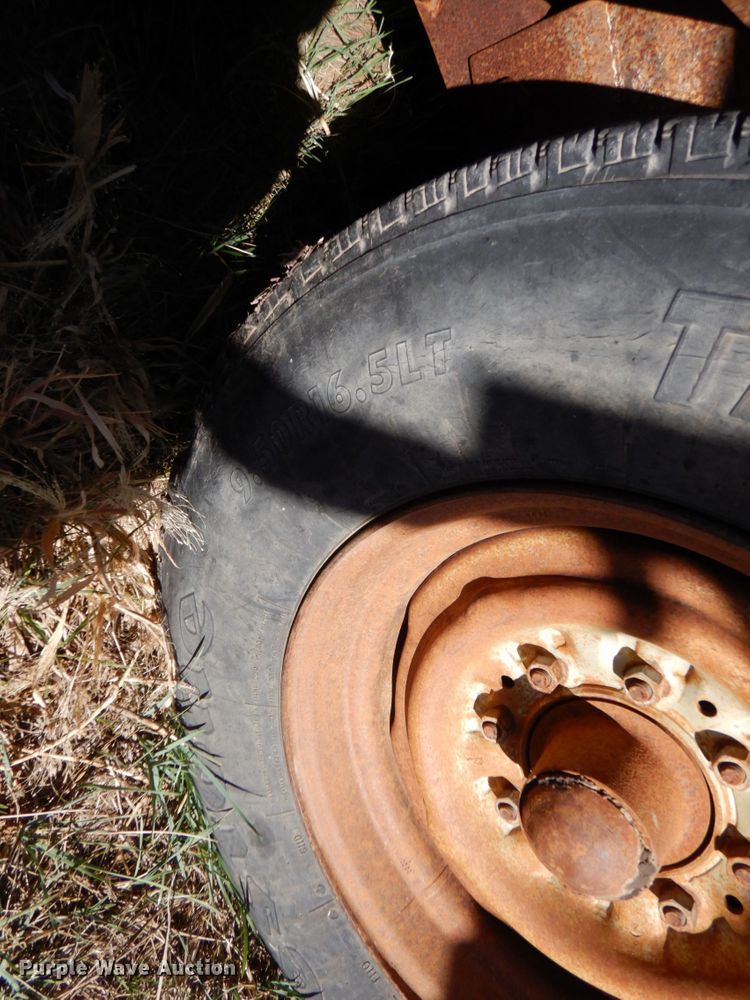 image for item IV9750 1978 Sooner  livestock trailer