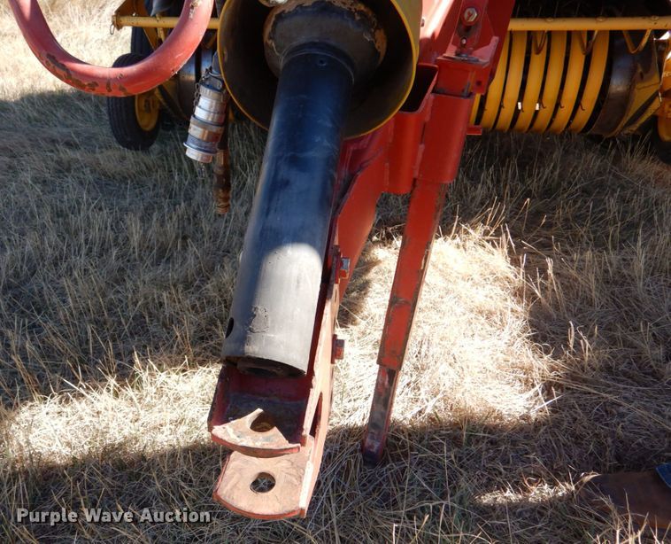 image for item IV9753 New Holland 660  round baler