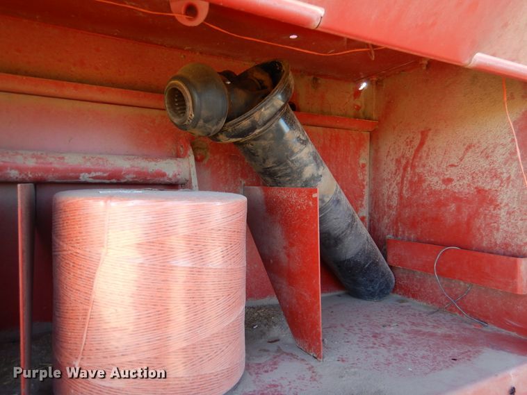 image for item IV9753 New Holland 660  round baler