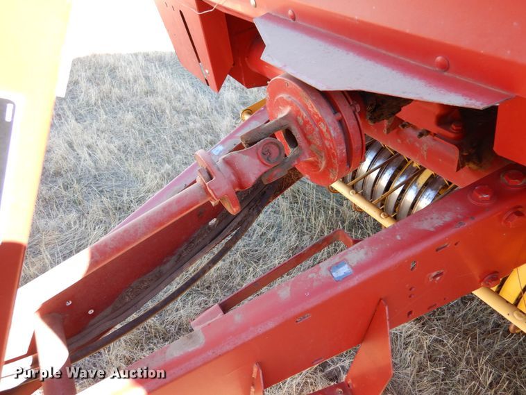 image for item IV9753 New Holland 660  round baler