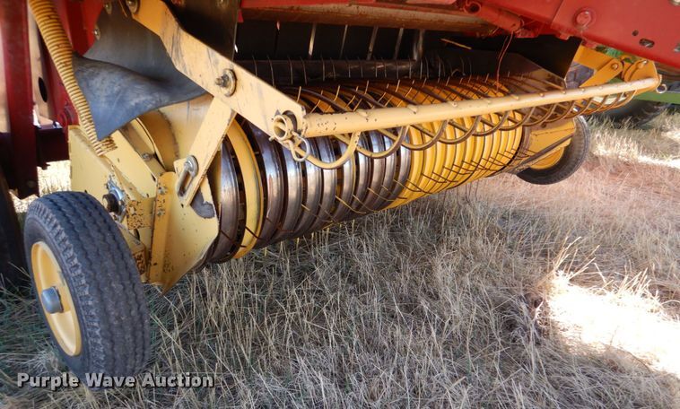 image for item IV9753 New Holland 660  round baler