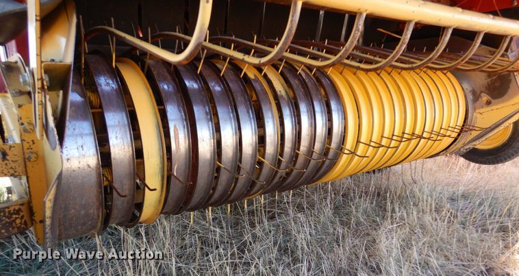 image for item IV9753 New Holland 660  round baler