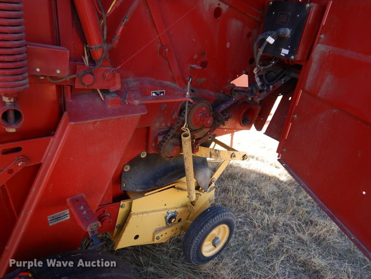 image for item IV9753 New Holland 660  round baler