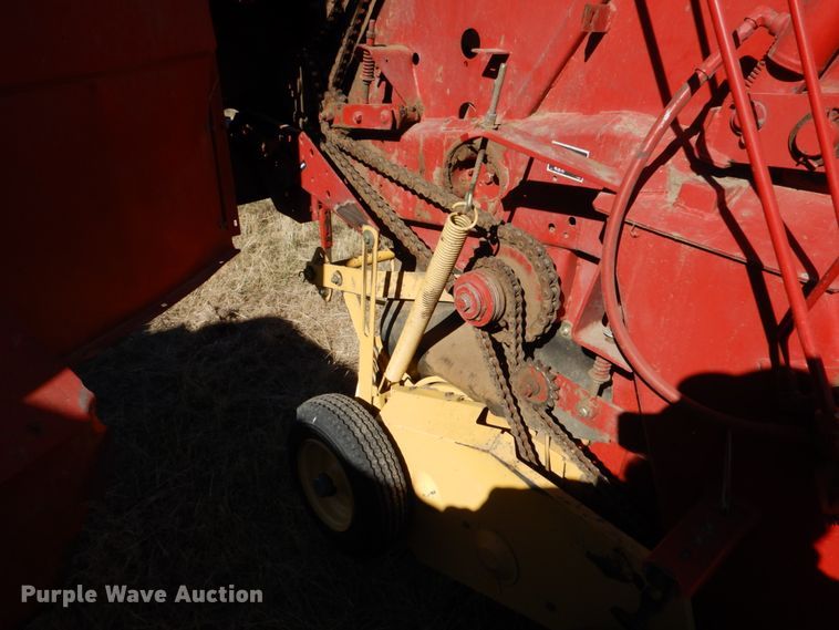 image for item IV9753 New Holland 660  round baler