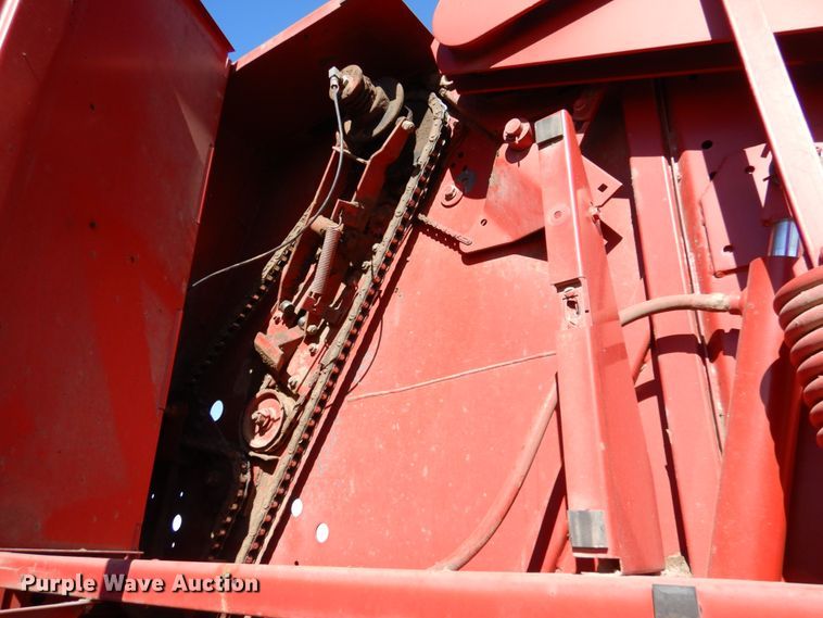 image for item IV9753 New Holland 660  round baler