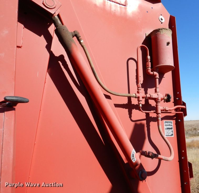 image for item IV9753 New Holland 660  round baler