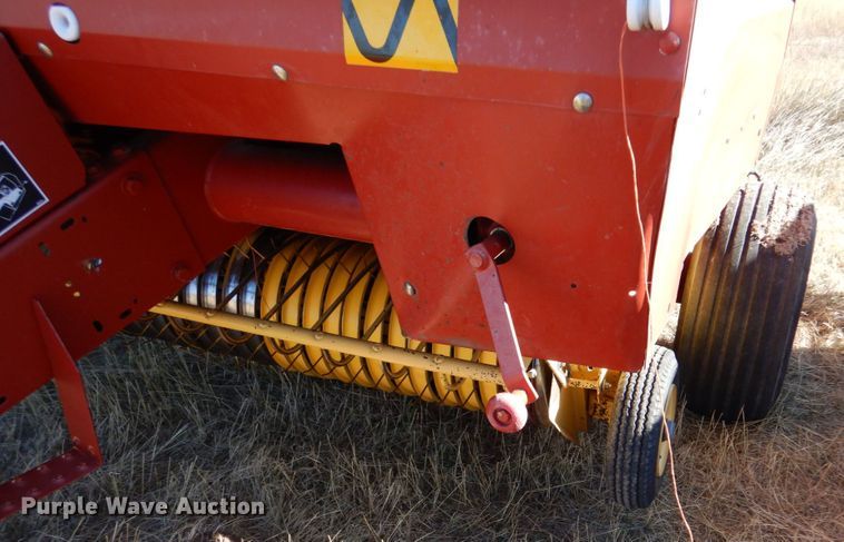 image for item IV9753 New Holland 660  round baler