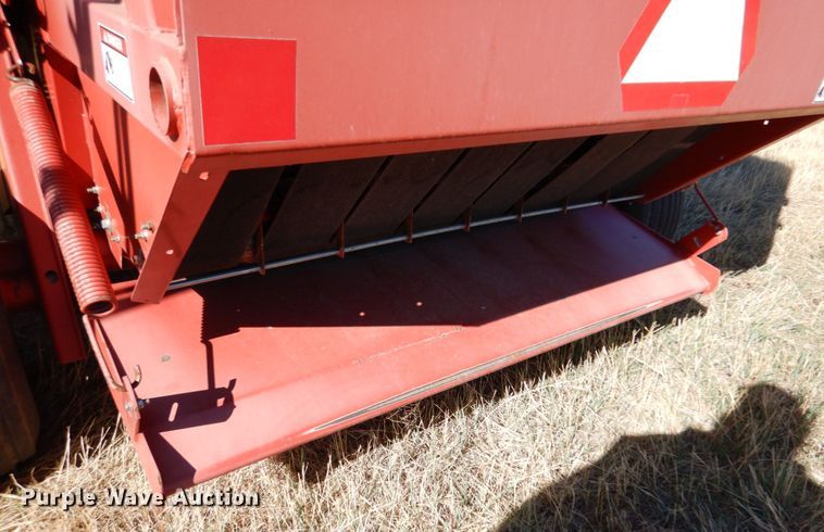 image for item IV9753 New Holland 660  round baler