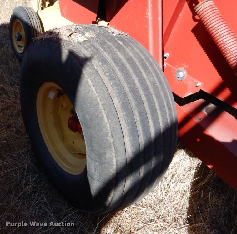 image for item IV9753 New Holland 660  round baler