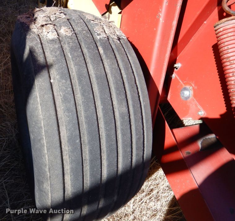 image for item IV9753 New Holland 660  round baler