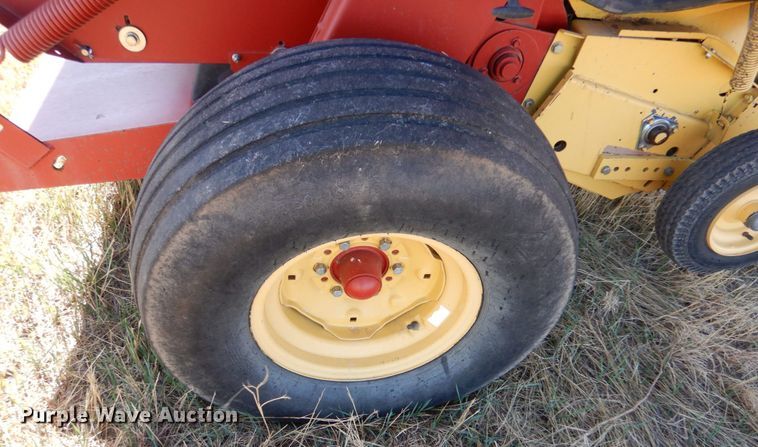 image for item IV9753 New Holland 660  round baler