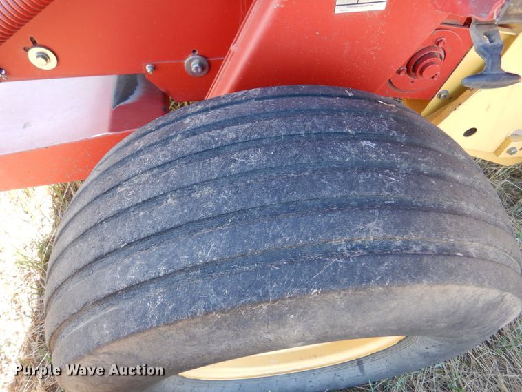 image for item IV9753 New Holland 660  round baler