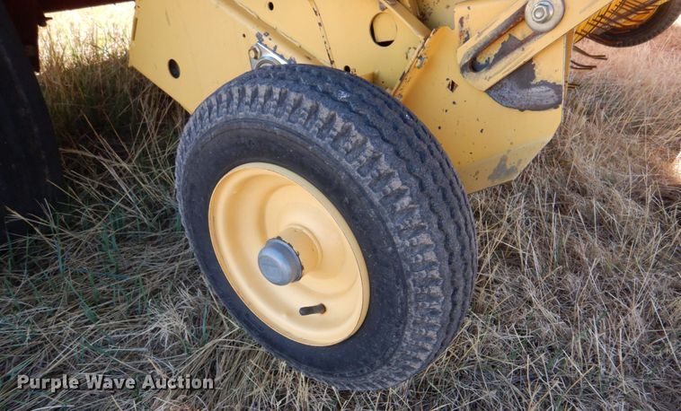 image for item IV9753 New Holland 660  round baler