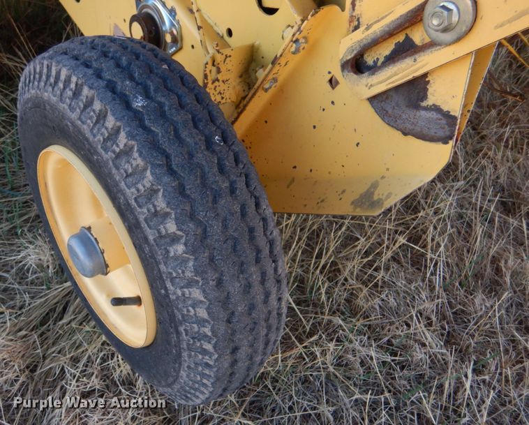 image for item IV9753 New Holland 660  round baler