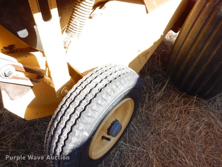 image for item IV9753 New Holland 660  round baler