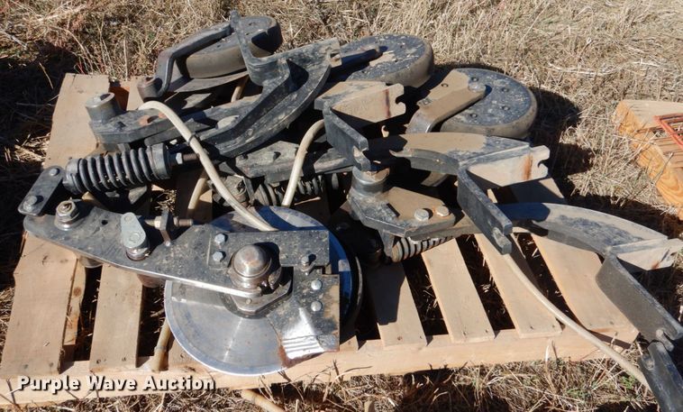 image for item IV9761 (16) fertilizer coulter openers