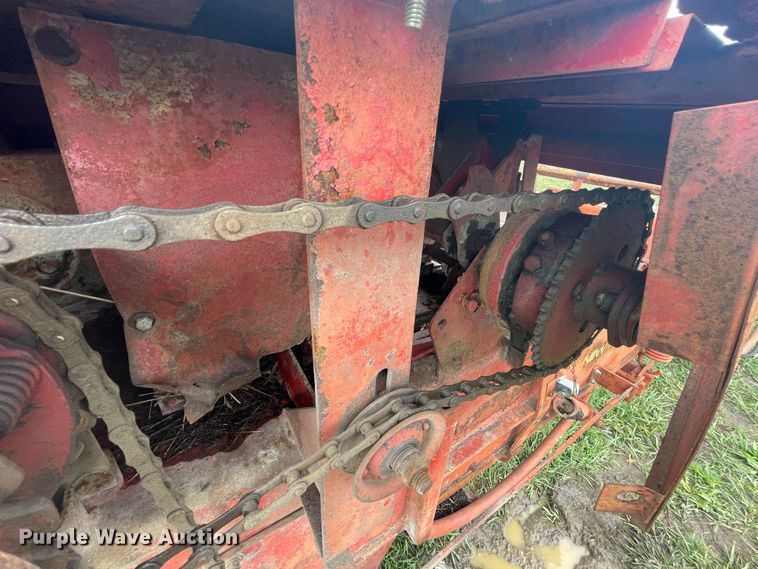 image for item IX9497 New Holland 277  square baler