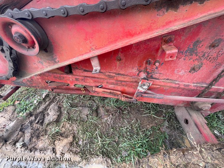 image for item IX9497 New Holland 277  square baler