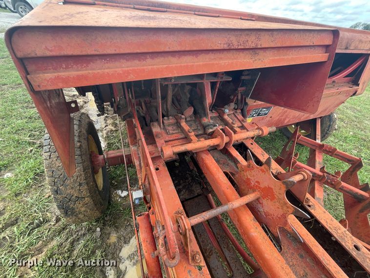 image for item IX9497 New Holland 277  square baler