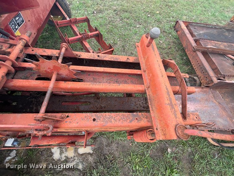 image for item IX9497 New Holland 277  square baler