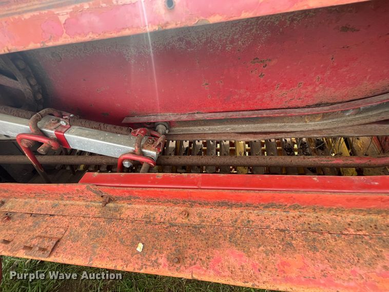 image for item IX9497 New Holland 277  square baler