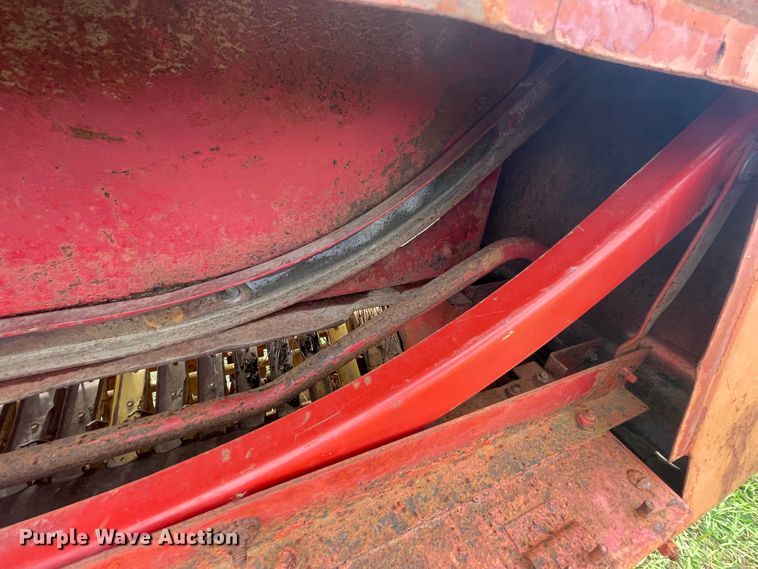 image for item IX9497 New Holland 277  square baler