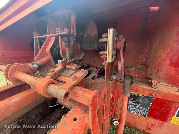 image for item IX9497 New Holland 277  square baler