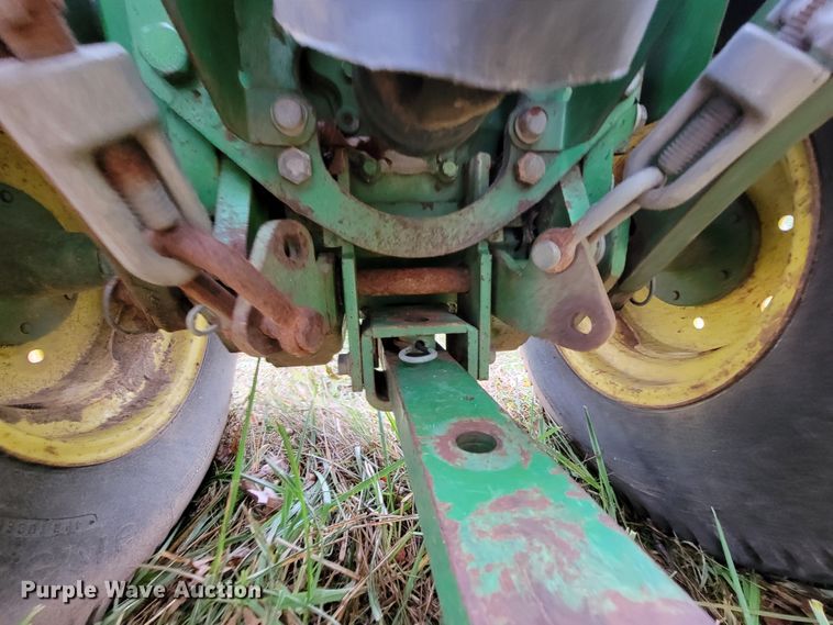 image for item KQ9172 1984 John Deere 650  tractor