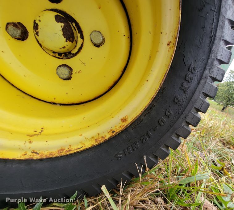 image for item KQ9172 1984 John Deere 650  tractor