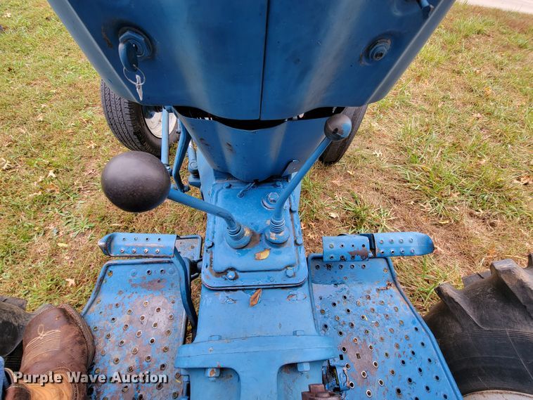 image for item KQ9180 Ford 4000  tractor