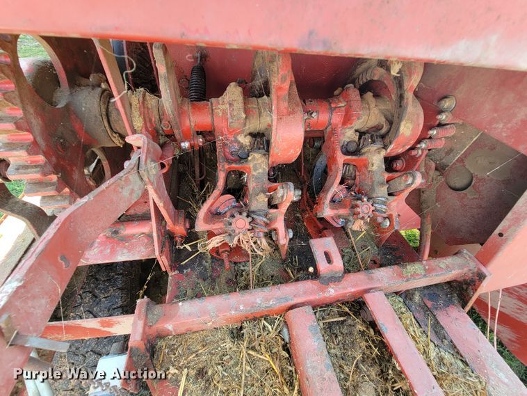 image for item KQ9193 1997 New Holland 575  small square baler