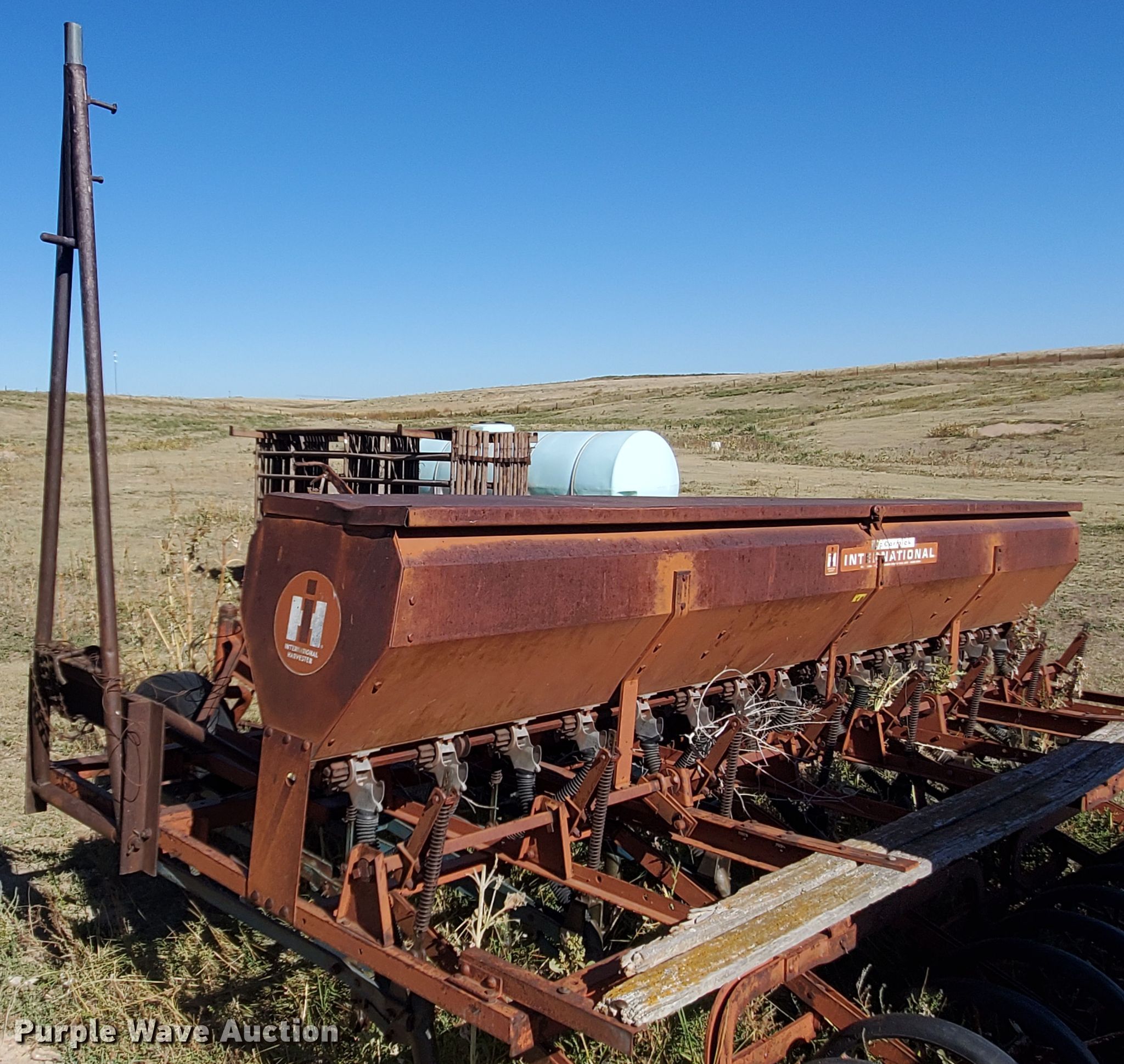 1974 International 14-10 hoe grain drill in Hoxie, KS | Item GK9977 sold |  Purple Wave