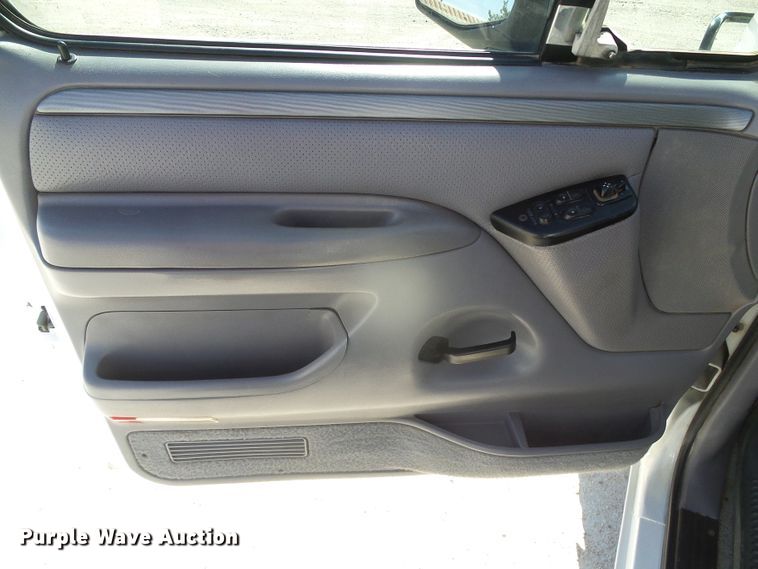 image for item DJ7539 1994 Ford Bronco XLT  SUV