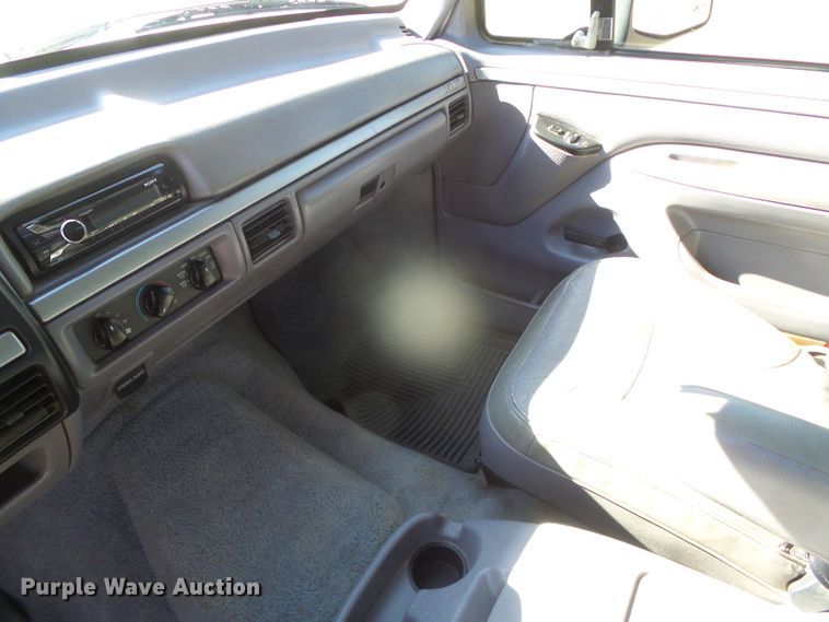 image for item DJ7539 1994 Ford Bronco XLT  SUV