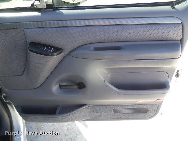 image for item DJ7539 1994 Ford Bronco XLT  SUV