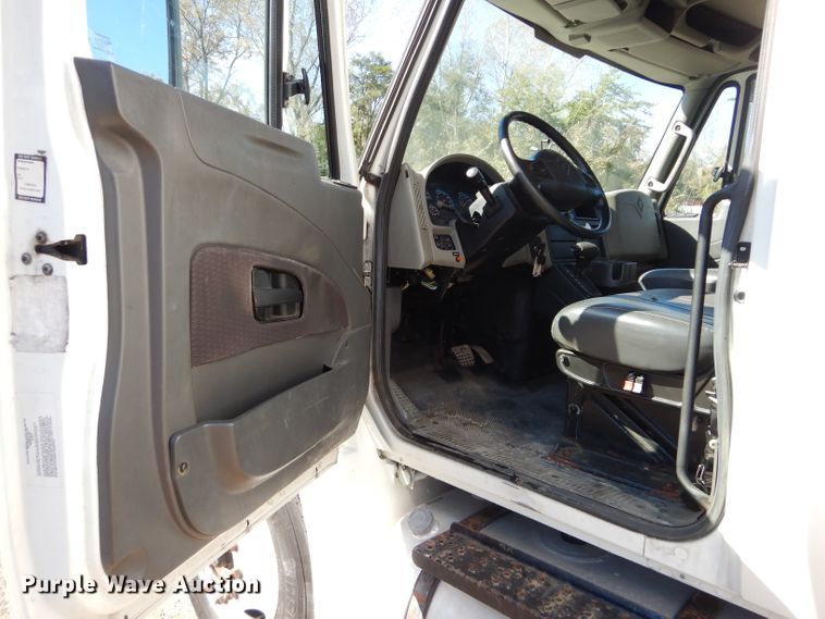 image for item DM0655 2013 International 4300  box truck