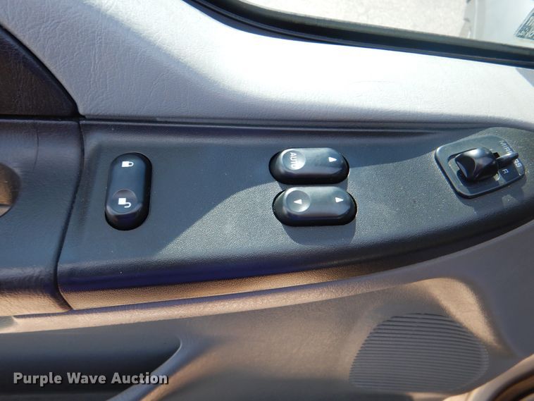 image for item DN6510 2005 Ford F450 Super Duty XLT  SuperCab flatbed truck