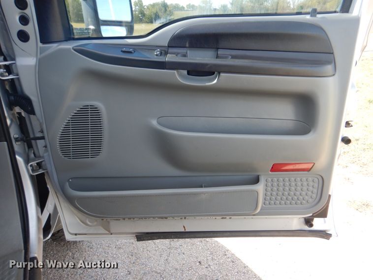 image for item DN6510 2005 Ford F450 Super Duty XLT  SuperCab flatbed truck